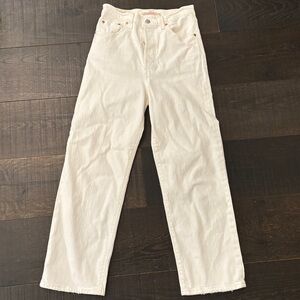 White Levi’s ribcage jeans